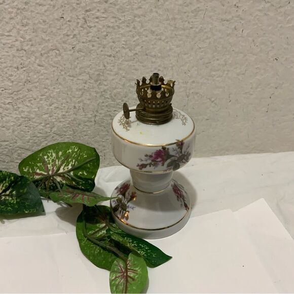 VINTAGE TILSO JAPAN  OIL LANTERN AND CHIMNEY WITH PINK ROSES 7” no glass G16 - Picture 3 of 7